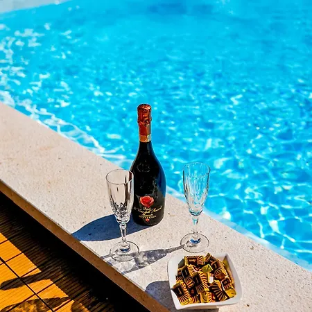 Pensión Luxury Experience - With Pool And Parking Garage 4*