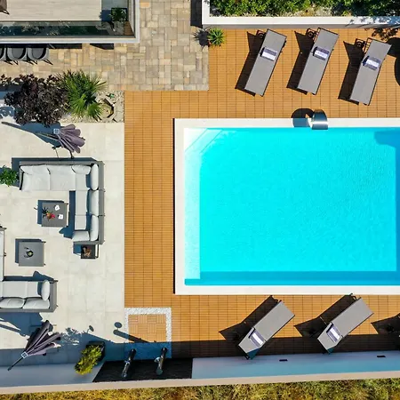 Luxury Experience - With Pool And Parking Garage Pensión
