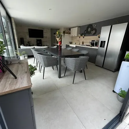 Guest house Luxury Experience - With Pool And Parking Garage