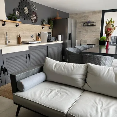 Guest house Luxury Experience - With Pool And Parking Garage