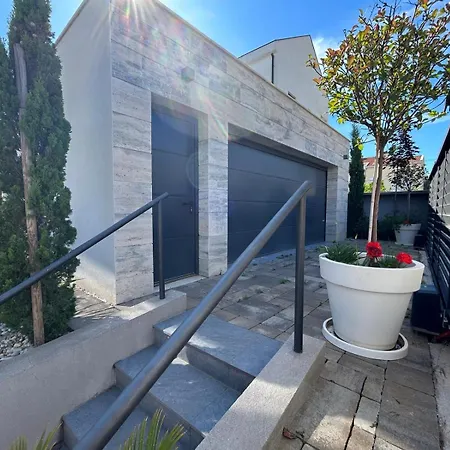 Guest house Luxury Experience - With Pool And Parking Garage