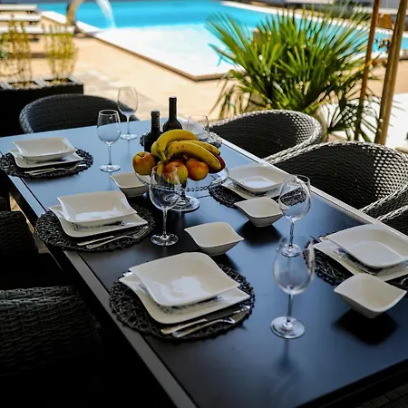 Luxury Experience - With Pool And Parking Garage Guest house