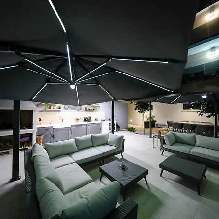 Guest house Luxury Experience - With Pool And Parking Garage Zadar